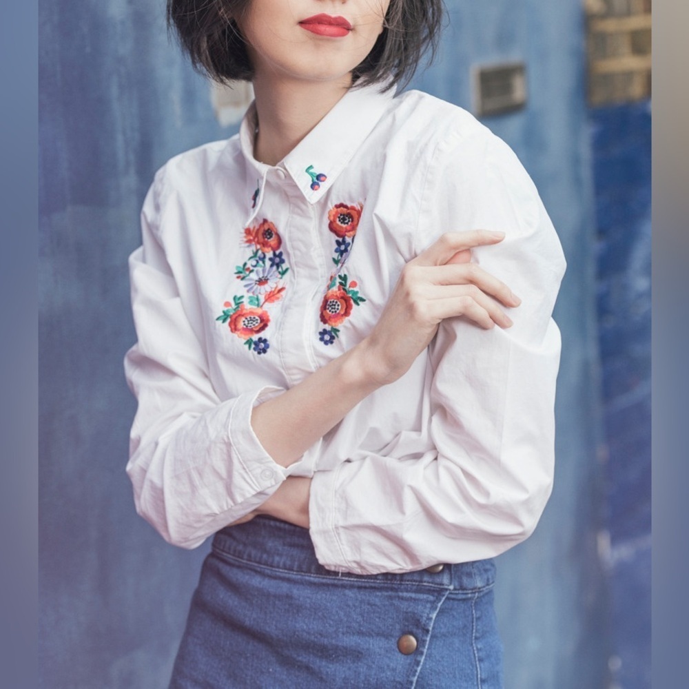NWOT Sister Jane Floral Embroidered Collar White Button up Medium